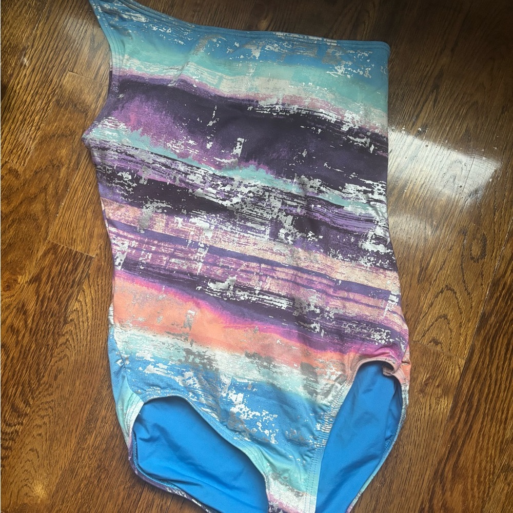 Gorgeous one shoulder swim suit